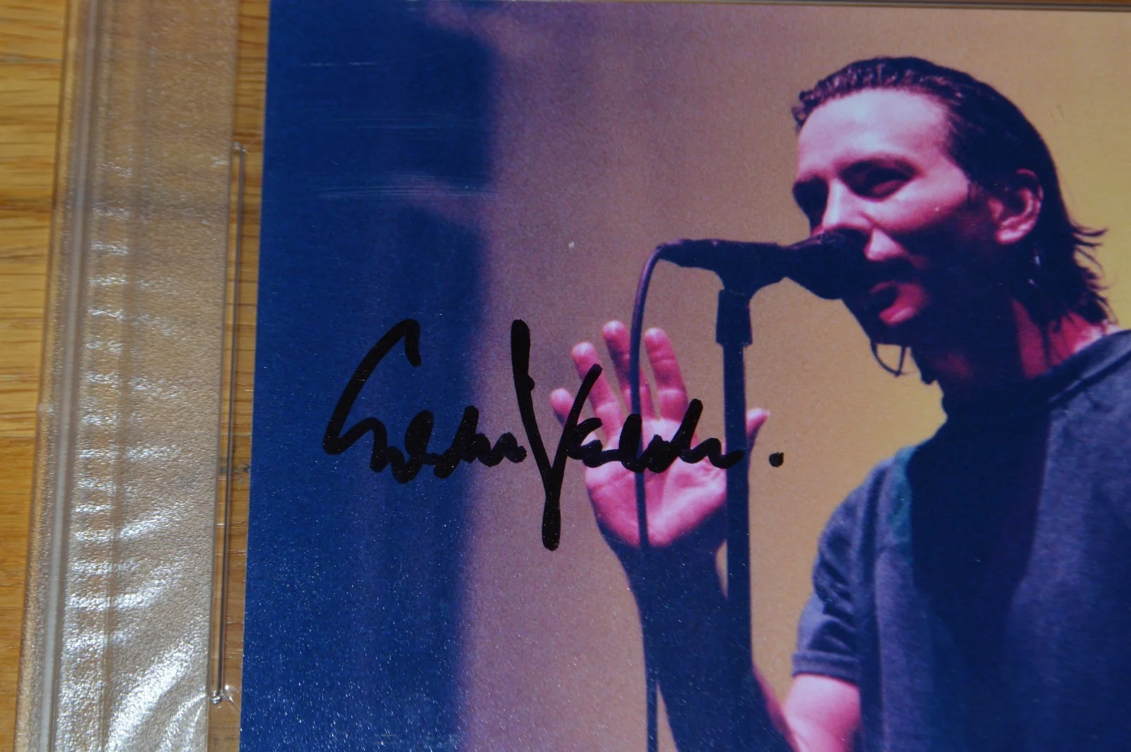 PEARL JAM ~ Eddie Vedder Autographed 5x7 Color Photo Encapsulated PSA COA, изображение 2