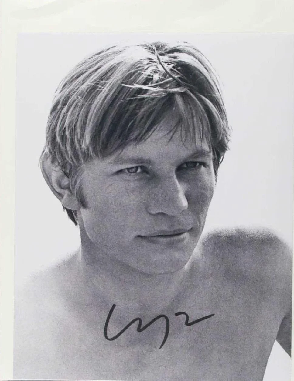 Michael York — Michael York Signed Autographed Glossy 8x10 Photo