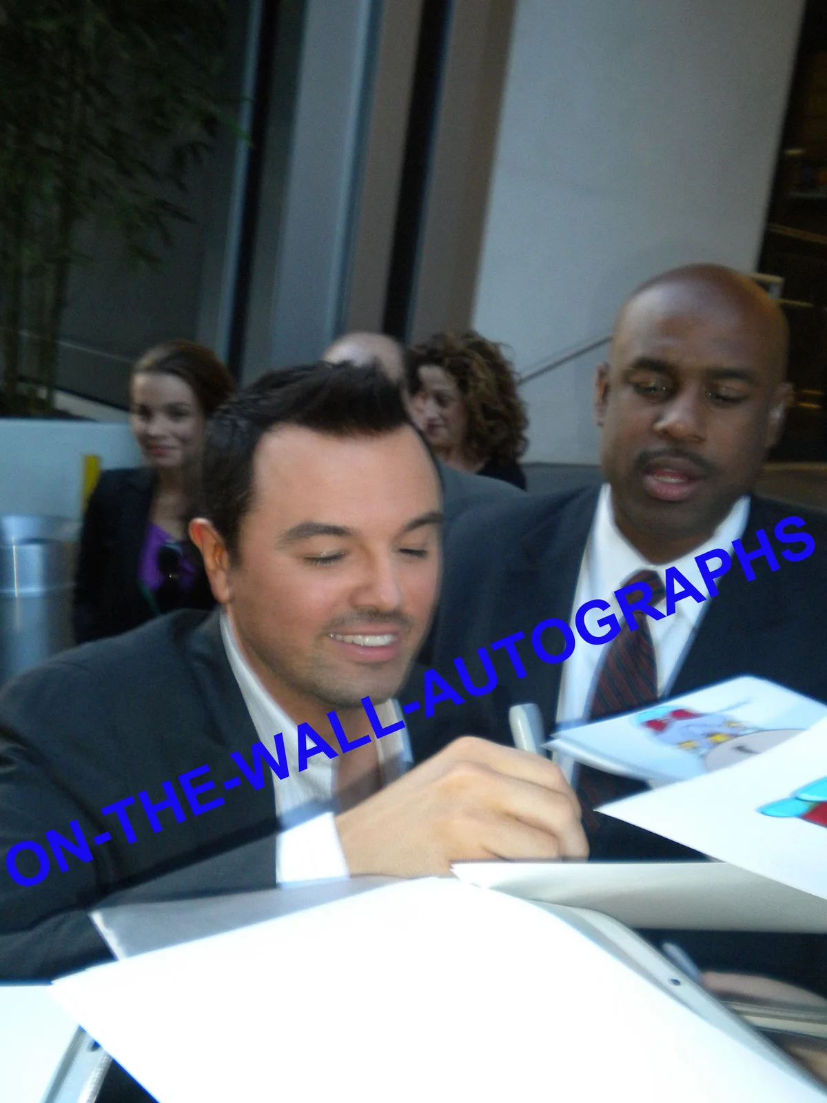 FAMILY GUY SETH MACFARLANE HAND SIGNED 11X14 STEWIE SKETCH DRAWING W/ PROOF +JSA, изображение 4
