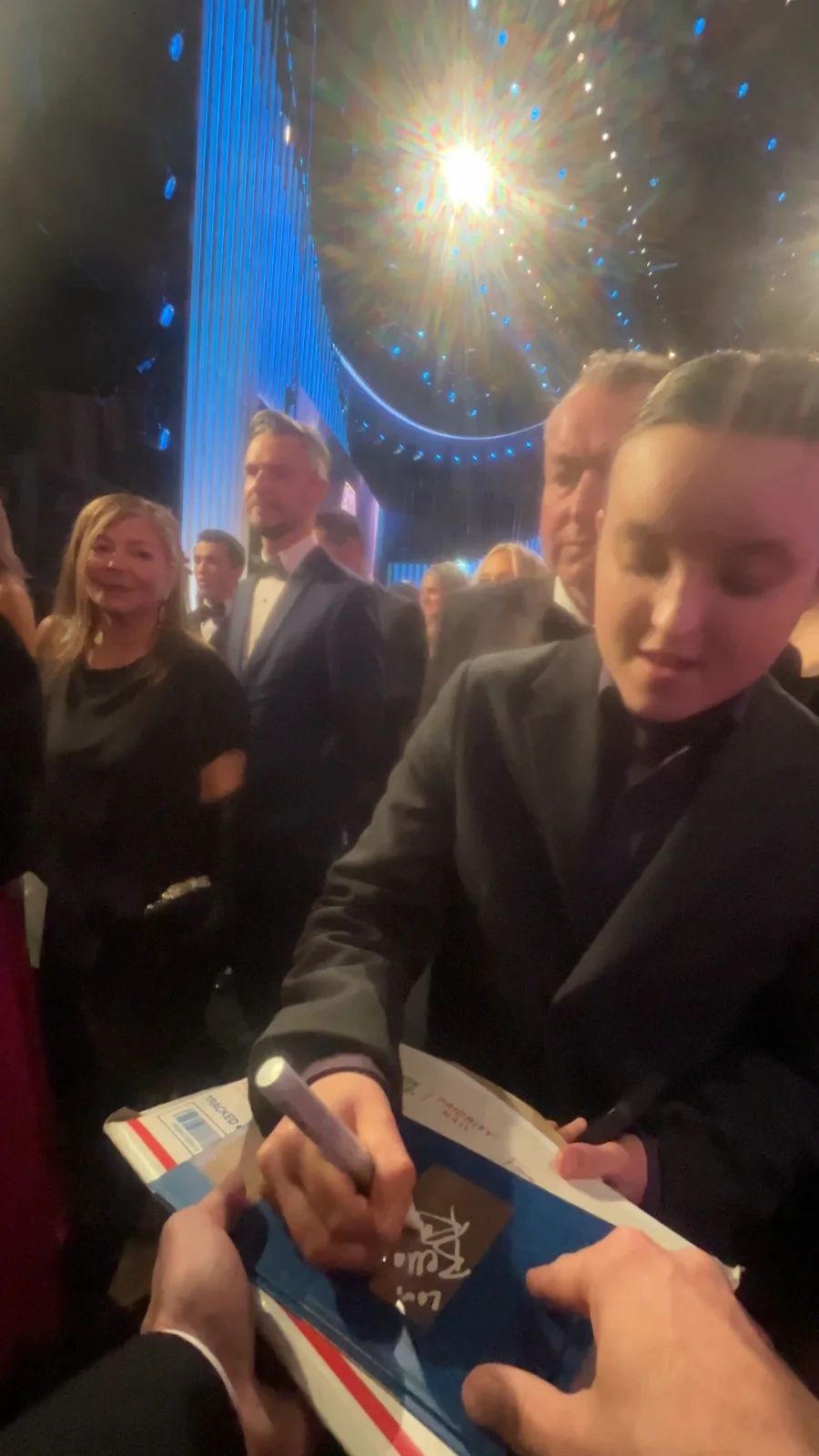 BELLA RAMSEY SIGNED THE LAST OF US ELLIE FUNKO w/EXACT VIDEO PROOF & BECKETT COA, изображение 2