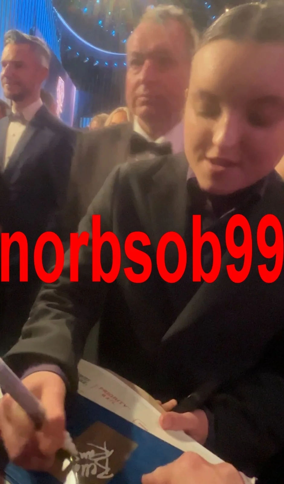 BELLA RAMSEY SIGNED THE LAST OF US ELLIE FUNKO w/EXACT VIDEO PROOF & BECKETT COA, изображение 3