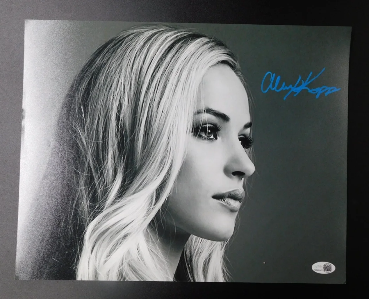 Alexis Knapp — Alexis Knapp Signed / Autographed 11x14 Photo Pitch Perfect JSA