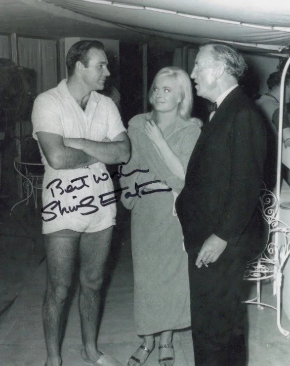 SHIRLEY EATON — SHIRLEY EATON ON SET IN PERSON SIGNED PHOTO FROM JAMES BONDS GOLDFINGER
