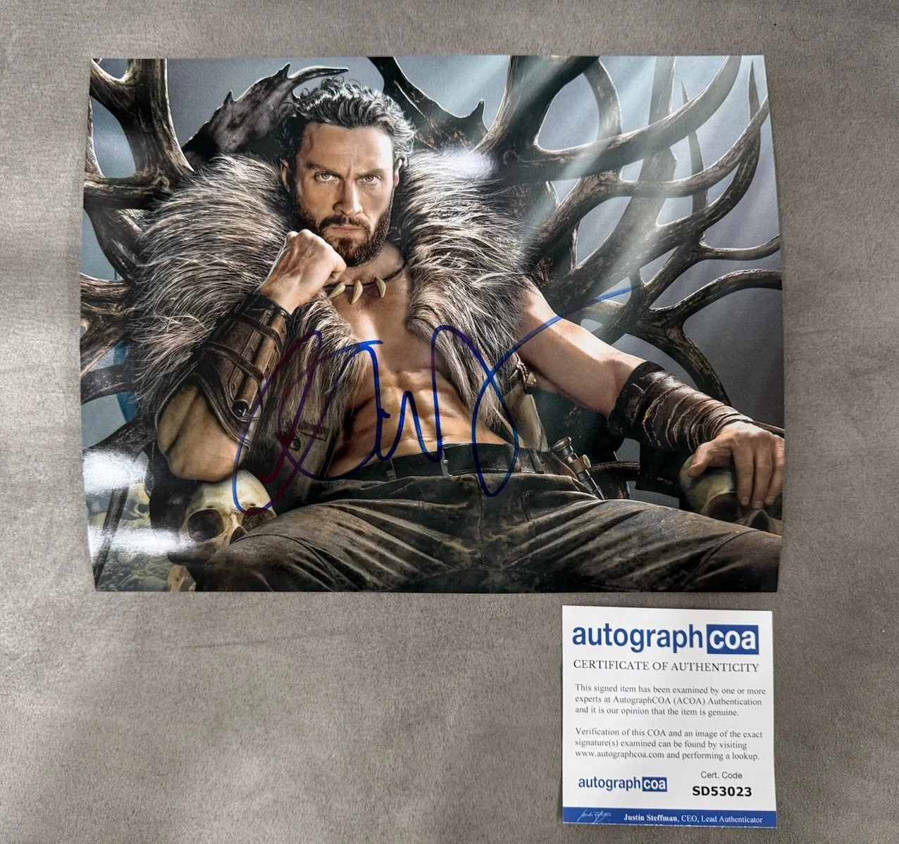 AARON TAYLOR JOHNSON — AARON TAYLOR JOHNSON SIGNED 8X10 COLOR PHOTO COA