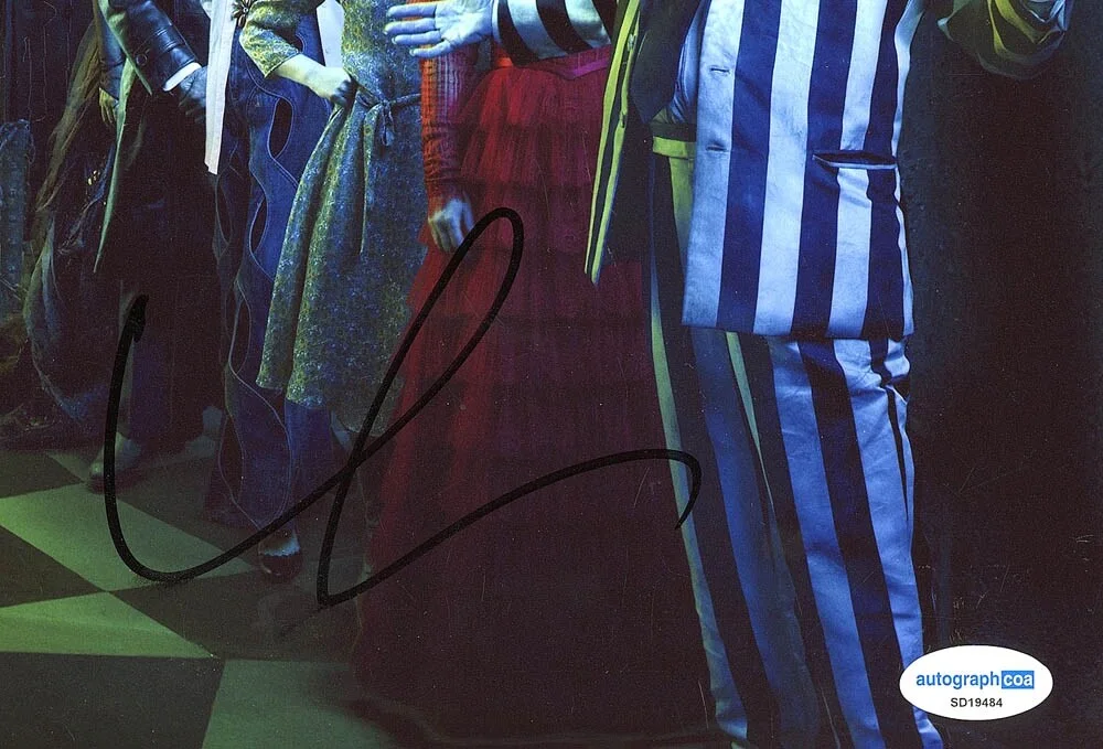 WILLEM DAFOE — Willem Dafoe signed "BEETLEJUICE BEETLEJUICE" 8x10 Photo c PROOF Wolf ACOA COA, изображение 4