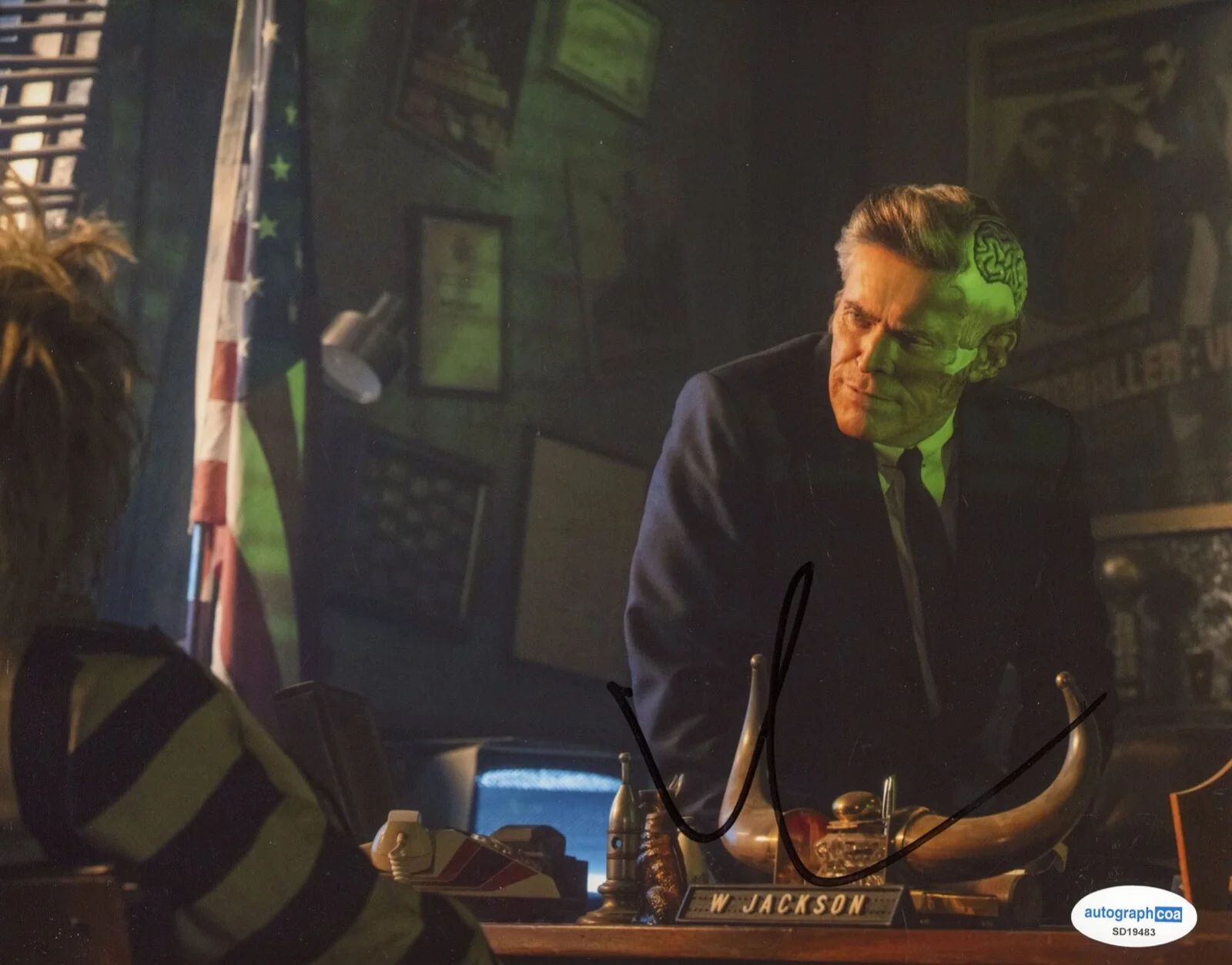 WILLEM DAFOE — Willem Dafoe signed "BEETLEJUICE BEETLEJUICE" 8x10 Photo a PROOF Wolf ACOA COA, изображение 3