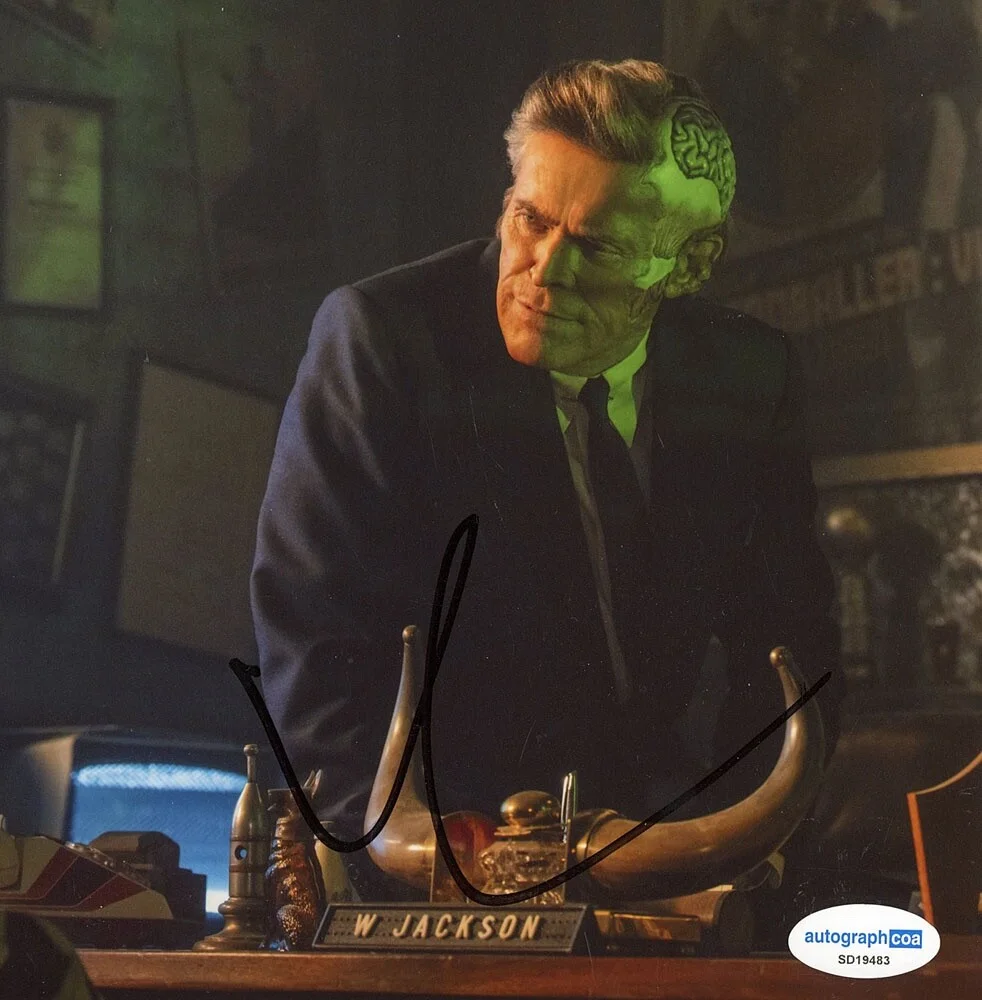 WILLEM DAFOE — Willem Dafoe signed "BEETLEJUICE BEETLEJUICE" 8x10 Photo a PROOF Wolf ACOA COA, изображение 4