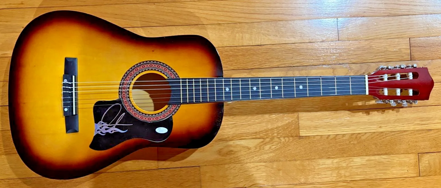 Adam Levine — ADAM LEVINE SIGNED AUTOGRAPHED ACOUSTIC GUITAR MAROON 5 THIS LOVE JSA COA A, изображение 2