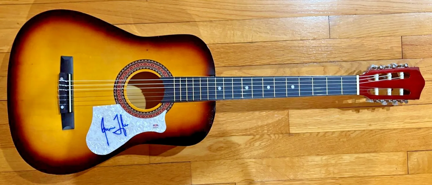 James Taylor — JAMES TAYLOR SIGNED ACOUSTIC GUITAR FIRE AND RAIN SWEET BABY JAMES PSA COA A, изображение 2