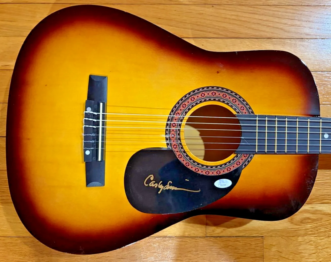 Carly Simon — CARLY SIMON SIGNED AUTOGRAPH ACOUSTIC GUITAR COMING AROUND YOU'RE SO VAIN JSA A