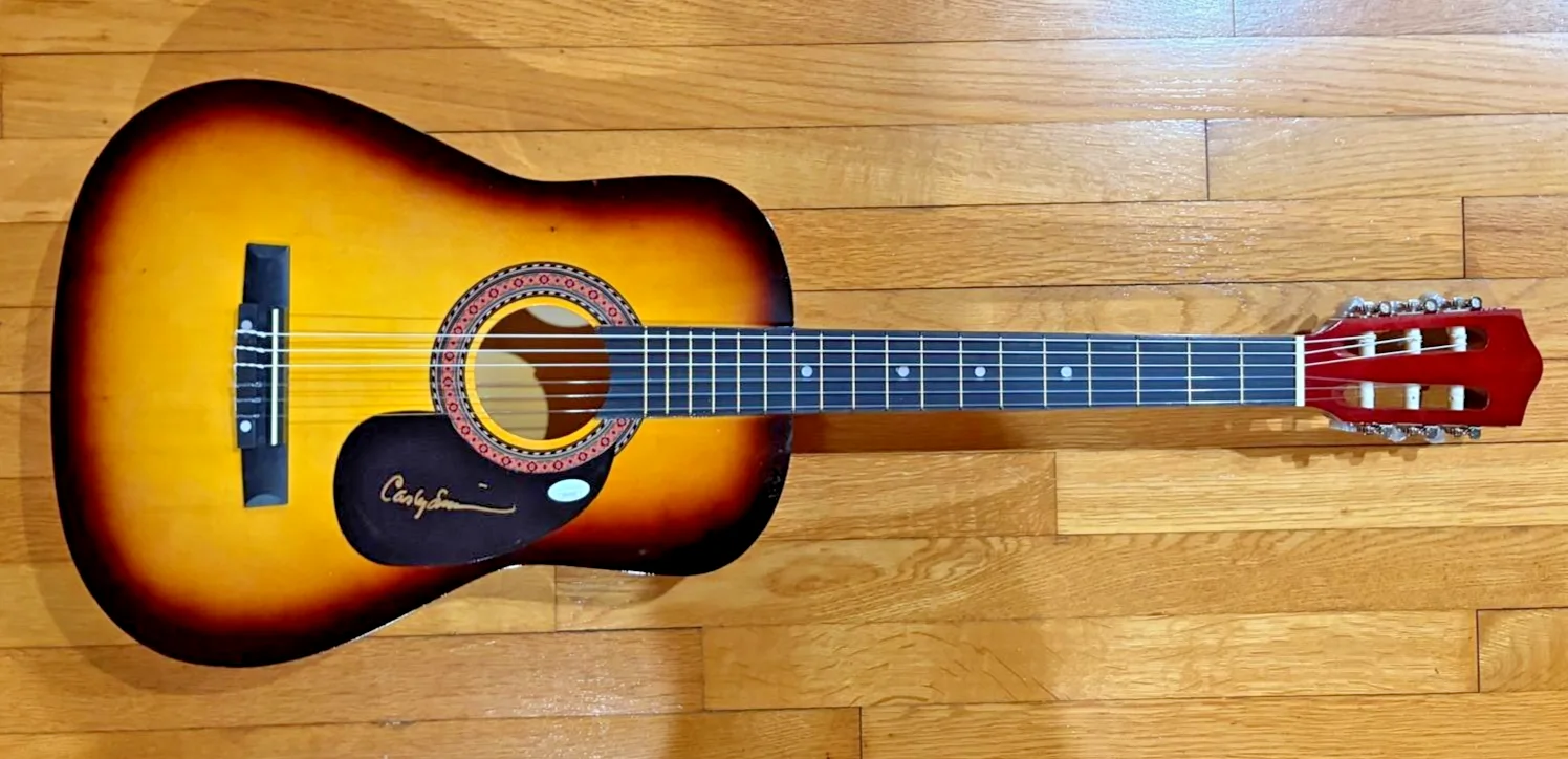Carly Simon — CARLY SIMON SIGNED AUTOGRAPH ACOUSTIC GUITAR COMING AROUND YOU'RE SO VAIN JSA A, изображение 2