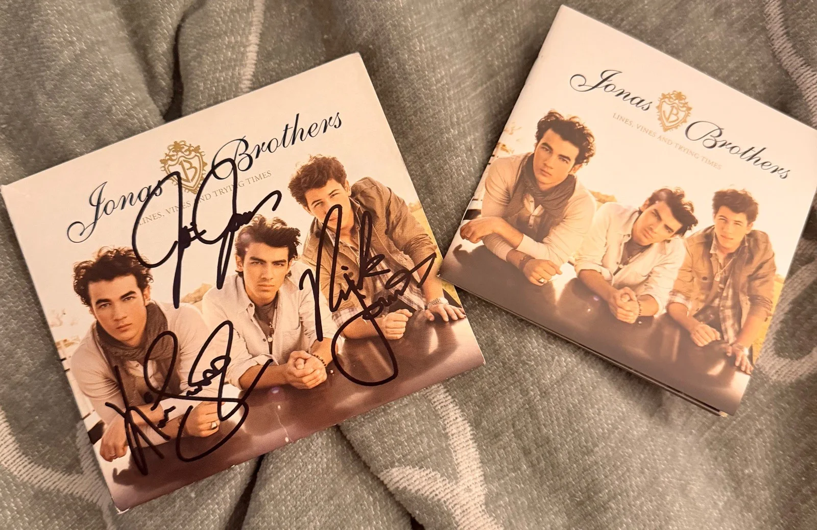 Jonas Brothers SIGNED “Lines, Vines & Trying Times” Full CD - AUTOGRAPHED 2009, изображение 2