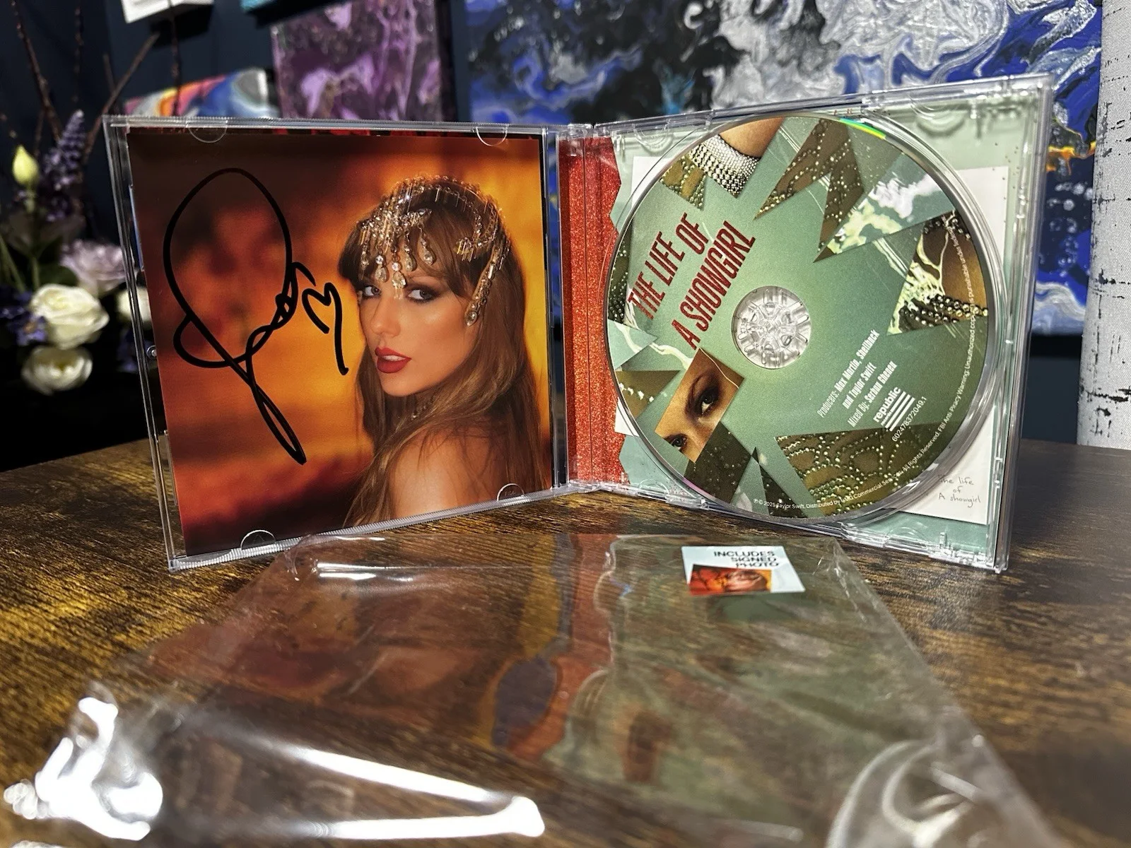 Taylor Swift The Life Of A Showgirl CD w/Hand Signed Photo 1 - Detached Heart, изображение 2
