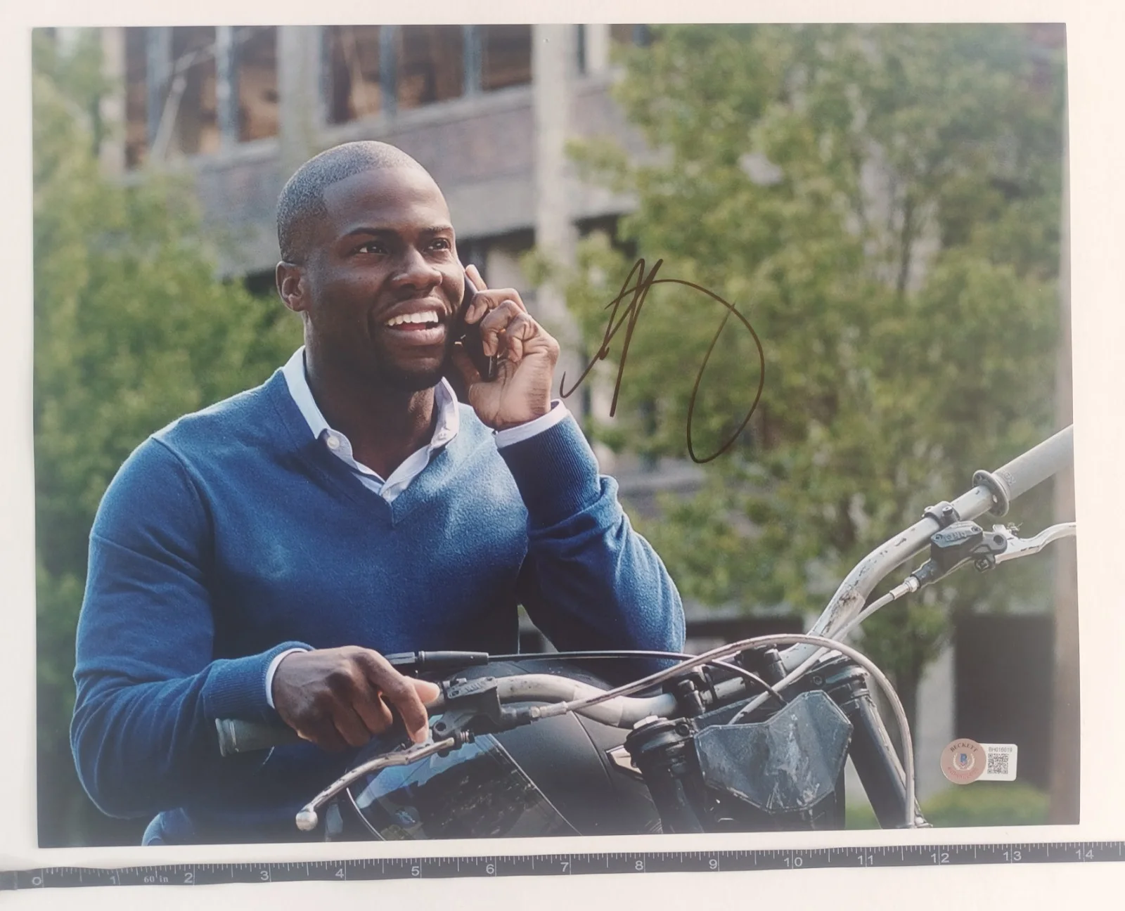 Kevin Hart — Kevin Hart Signed 14*11 BIG Photo – Autographed Movie Scene – with COA, image 4