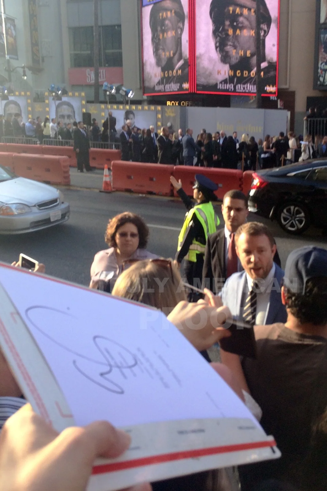 Guy Ritchie — GUY RITCHIE Signed SHERLOCK HOLMES Full Movie SCRIPT + JSA COA & PROOF director, image 3
