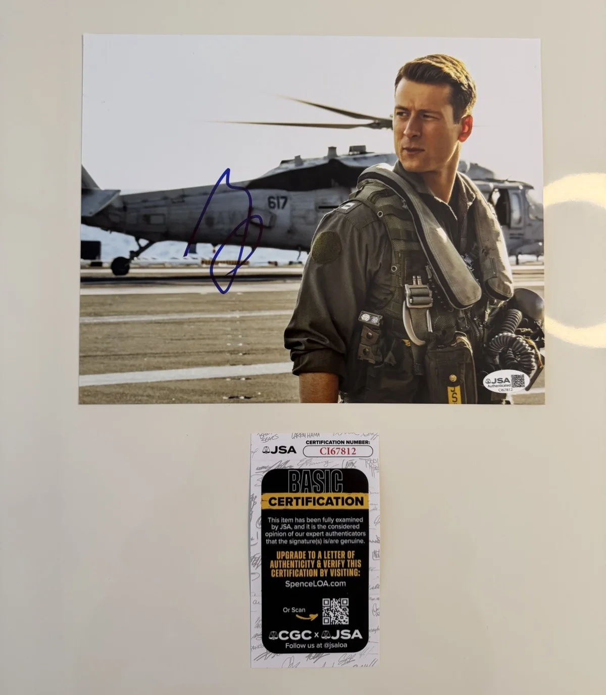 Glen Powell — Glen Powell Autographed 8x10 Photo Top Gun Maverick Hangman JSA COA