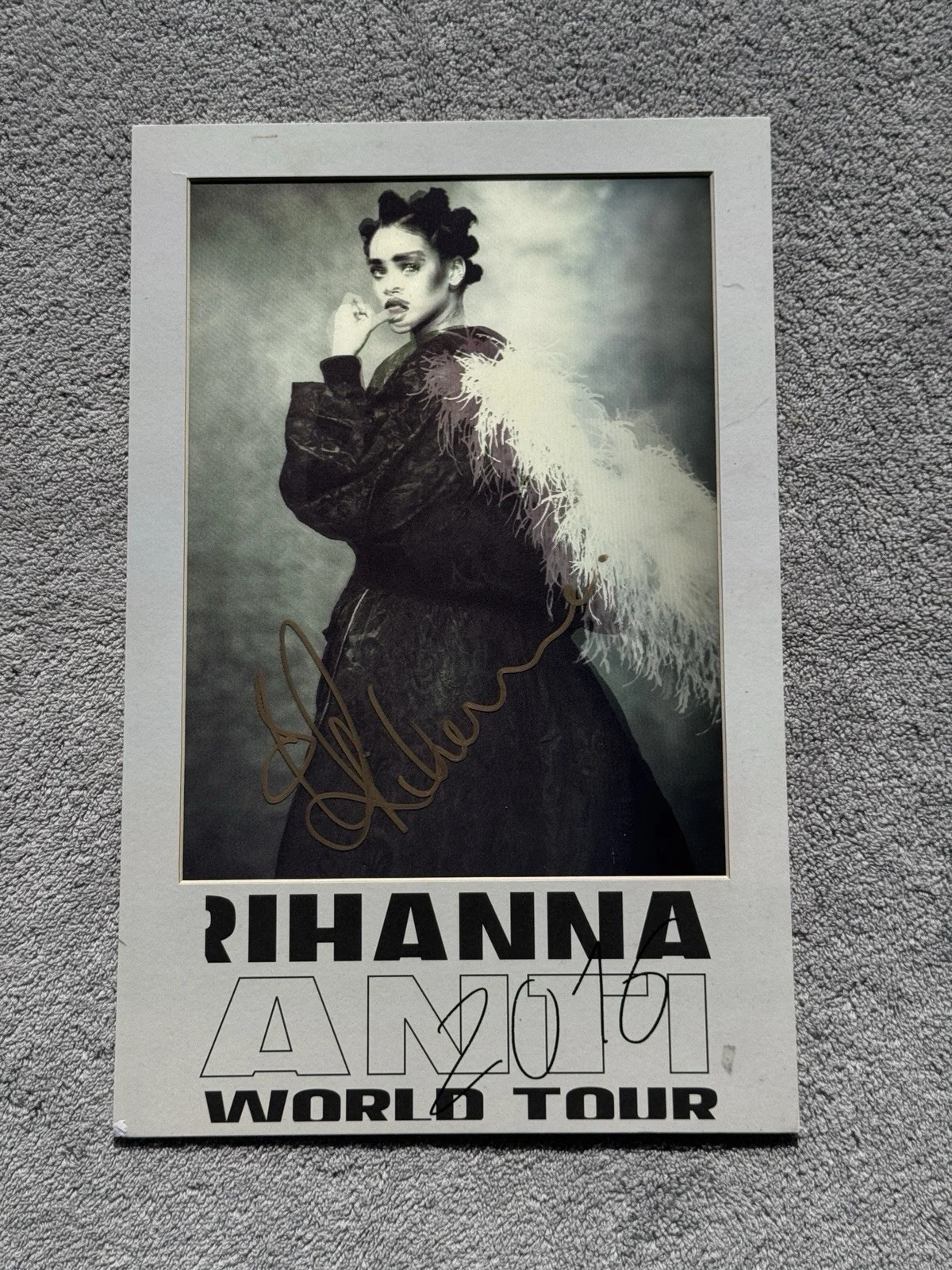 RIHANNA Signed ANTI Tour LENTICULAR Poster - JSA FULL LETTER - Rare Merch Proof, изображение 2