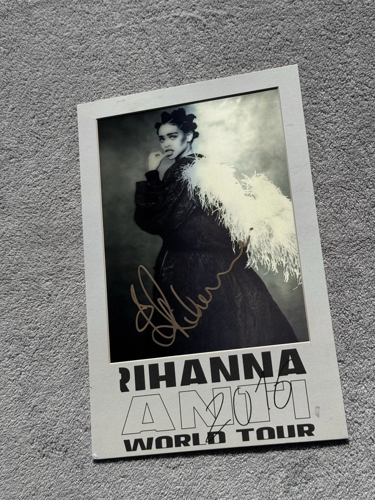 RIHANNA Signed ANTI Tour LENTICULAR Poster - JSA FULL LETTER - Rare Merch Proof, изображение 5