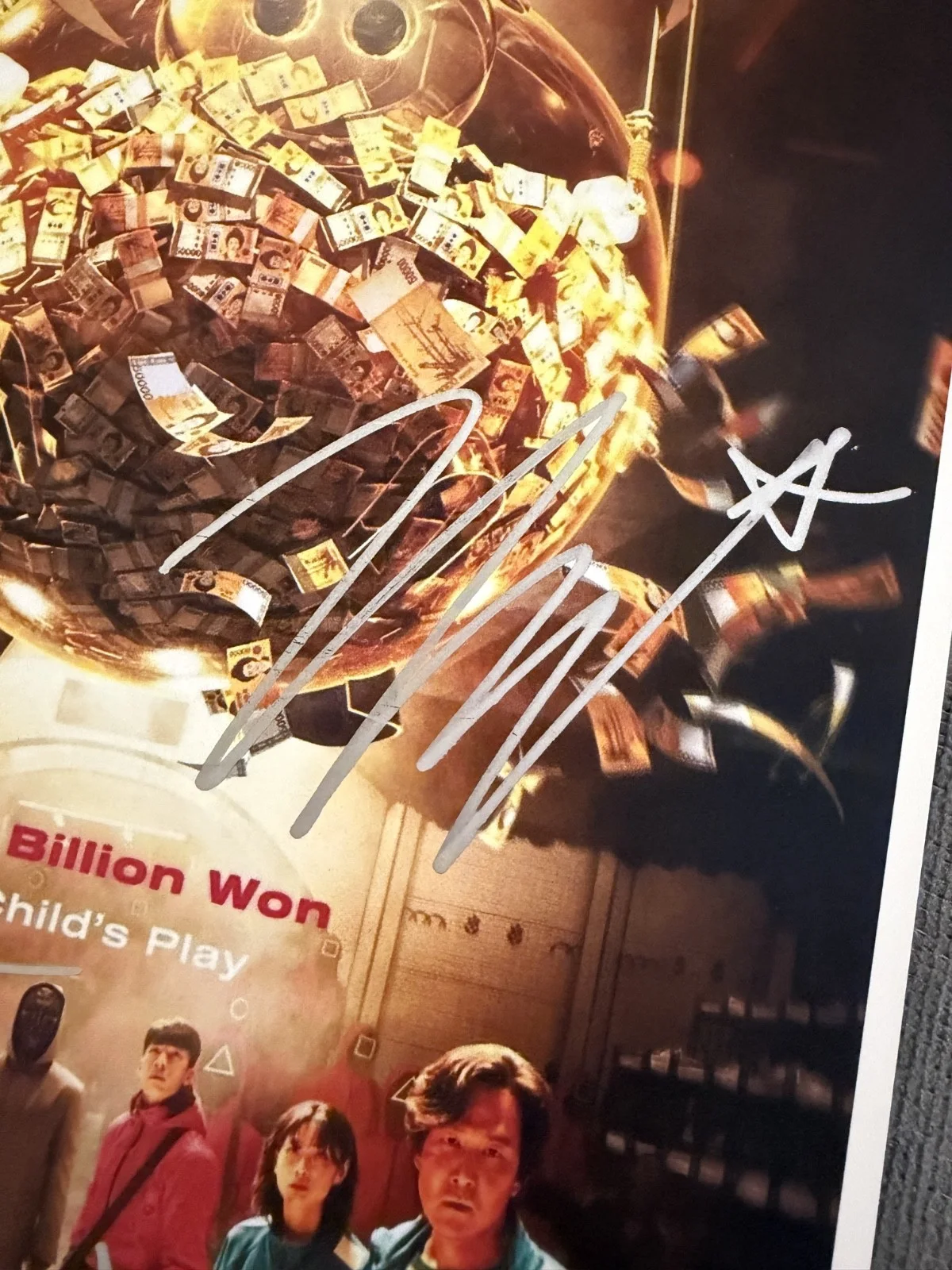 Jung Ho-Yeon, Lee Jung-Jae, Hwang Dong-Hyuk — Hand Signed Squid Game Poster 11x17Jung Ho-Yeon Lee Jung-Jae Hwang Dong-Hyuk COA, изображение 2