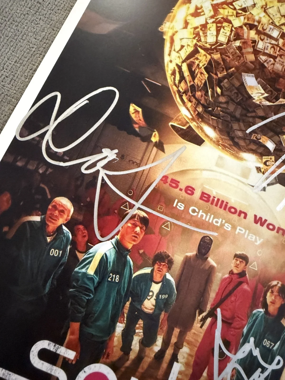 Jung Ho-Yeon, Lee Jung-Jae, Hwang Dong-Hyuk — Hand Signed Squid Game Poster 11x17Jung Ho-Yeon Lee Jung-Jae Hwang Dong-Hyuk COA, изображение 3