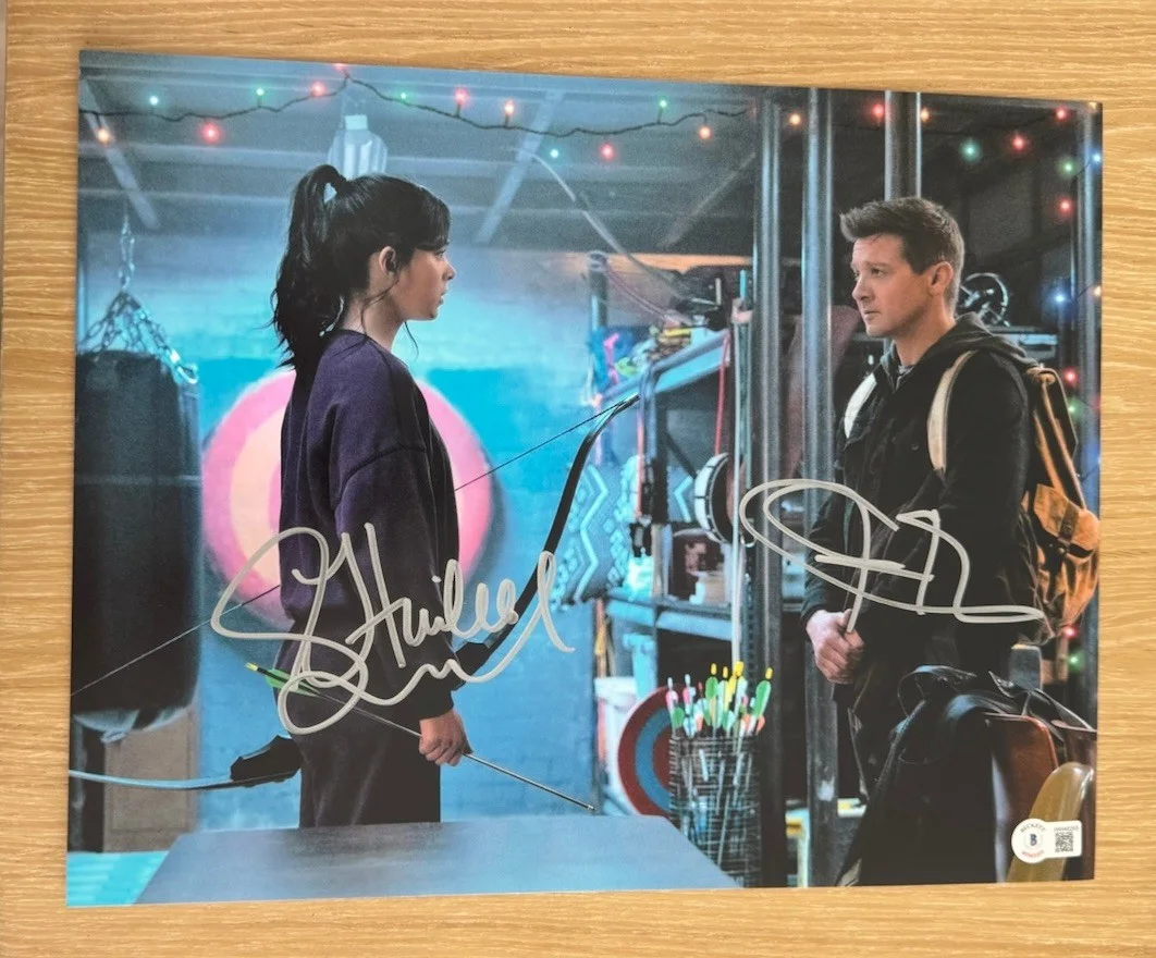 Hailee Steinfeld Jeremy Renner — HAILEE STEINFELD / JEREMY RENNER SIGNED HAWKEYE 11X14 PHOTO BECKETT BAS 2