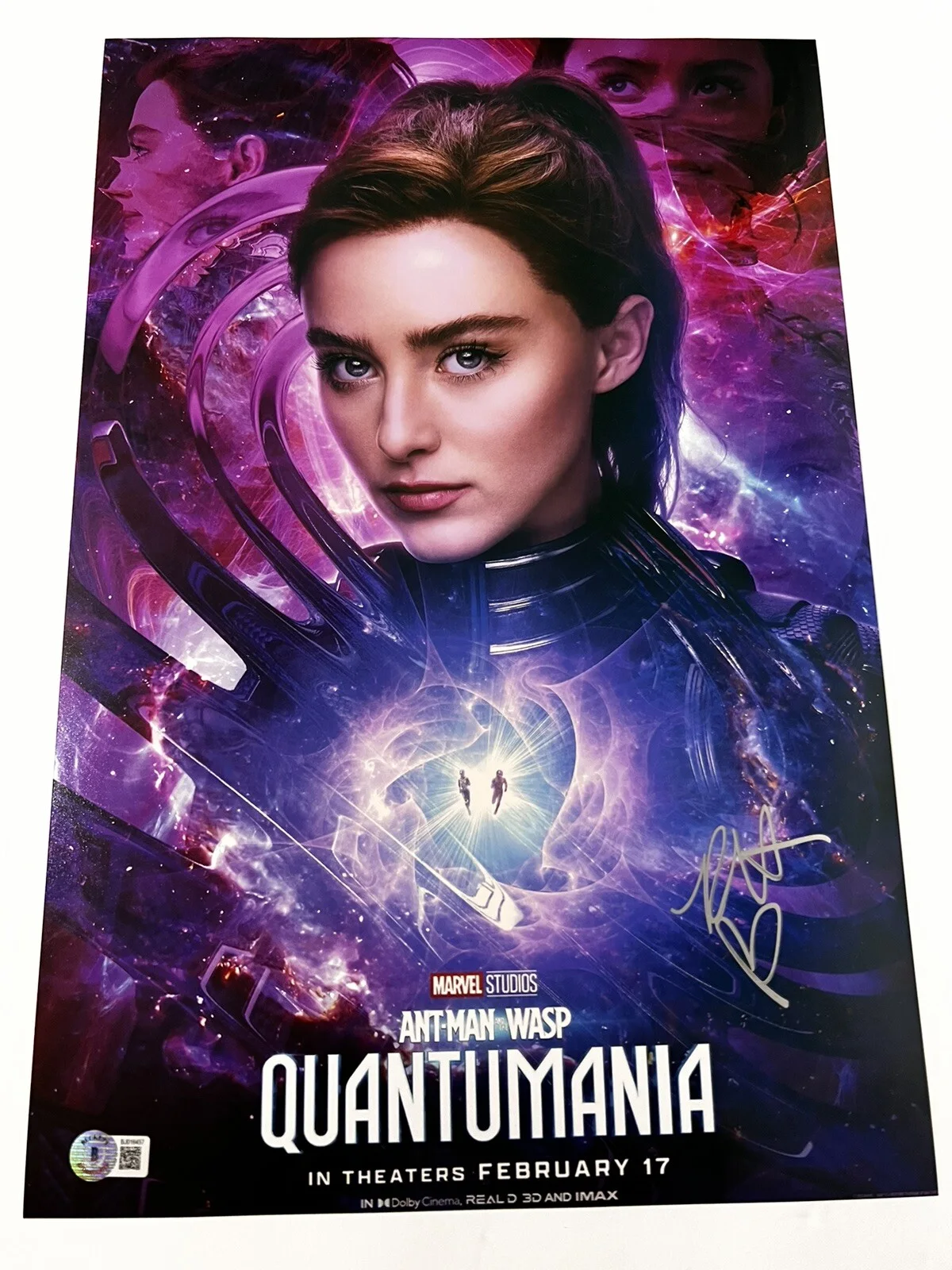 Kathryn Newton — KATHRYN NEWTON SIGNED ANTMAN WASP QUANTUMANIA 12x18 BECKETT BJ016457 + PROOF, изображение 2