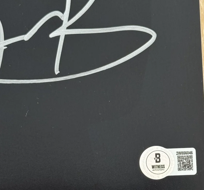 Jeremy Renner — JEREMY RENNER SIGNED MAYOR OF KINGSTOWN 11X14 PHOTO BECKETT BAS, изображение 2
