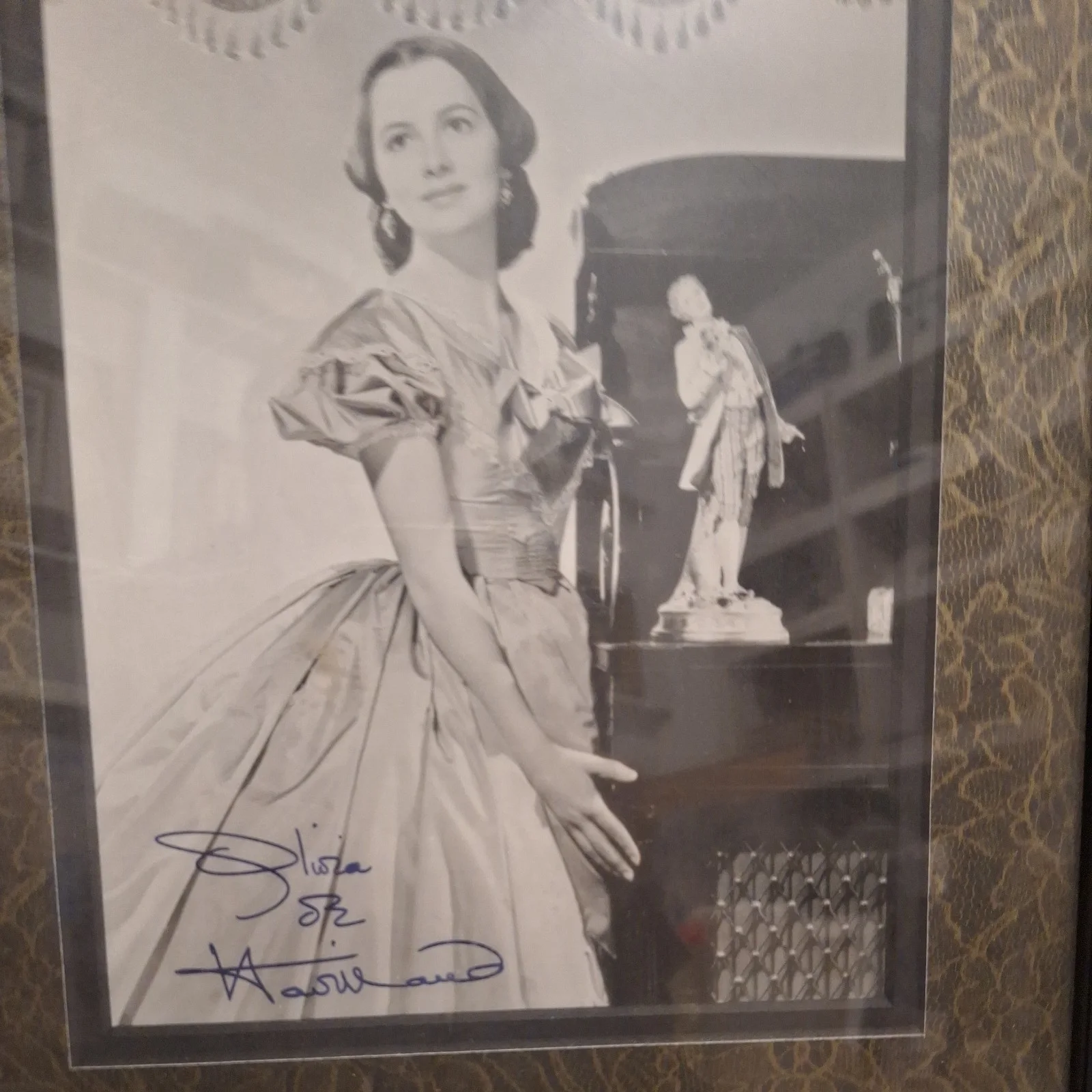 OLIVIA DE HAVILLAND SIGNED PHOTO AS MELANIE GONE WITH THE WIND FRAMED WITH COA, изображение 3