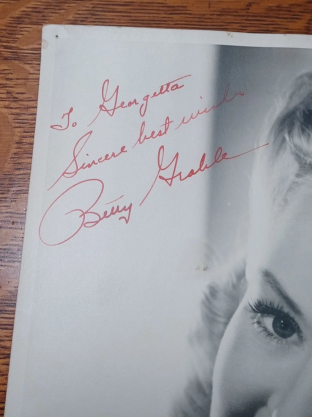 1940's Original Betty Grable American Actress Autographed 11" x 14" Photo JRR18, изображение 2