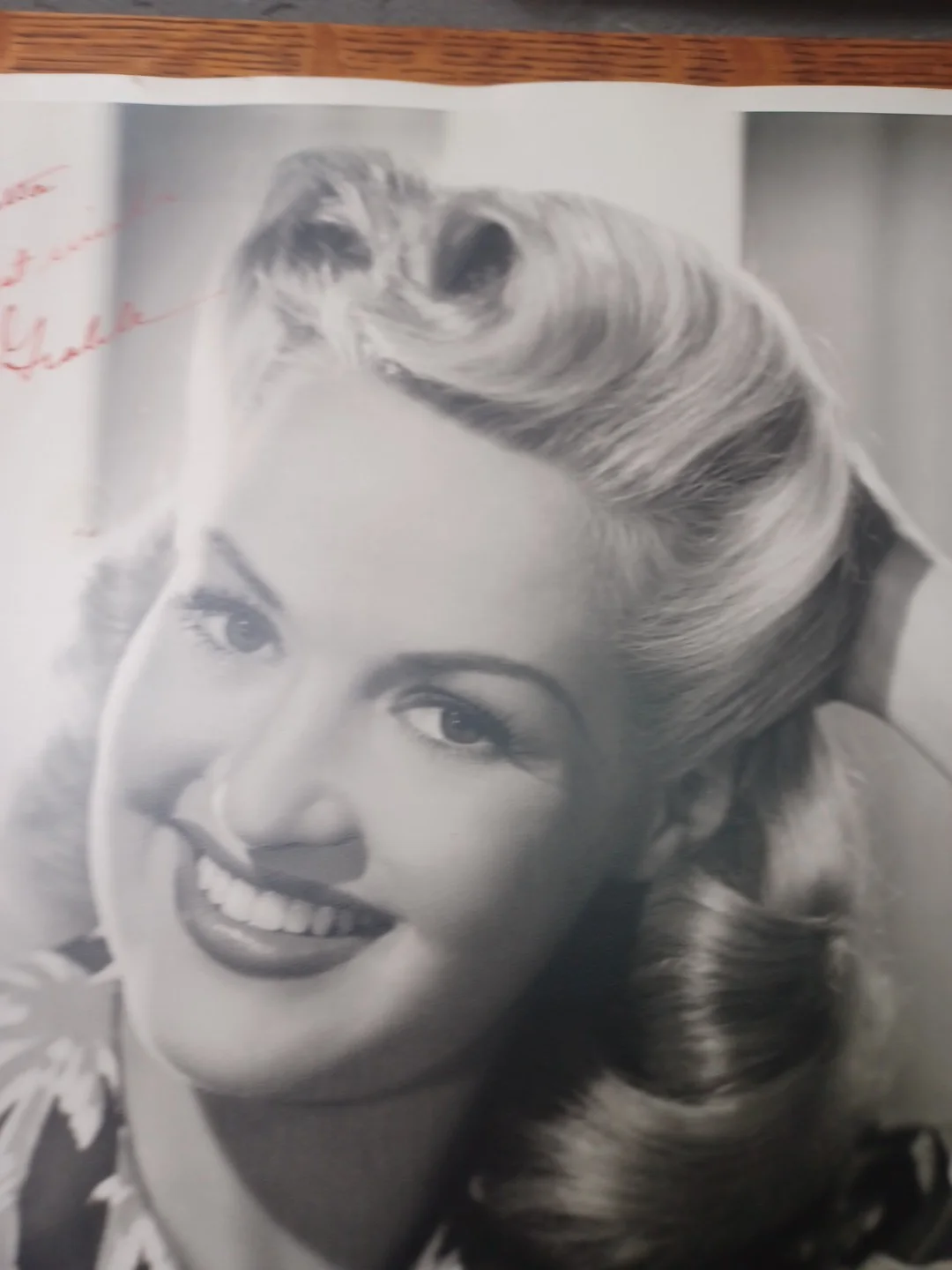 1940's Original Betty Grable American Actress Autographed 11" x 14" Photo JRR18, изображение 3