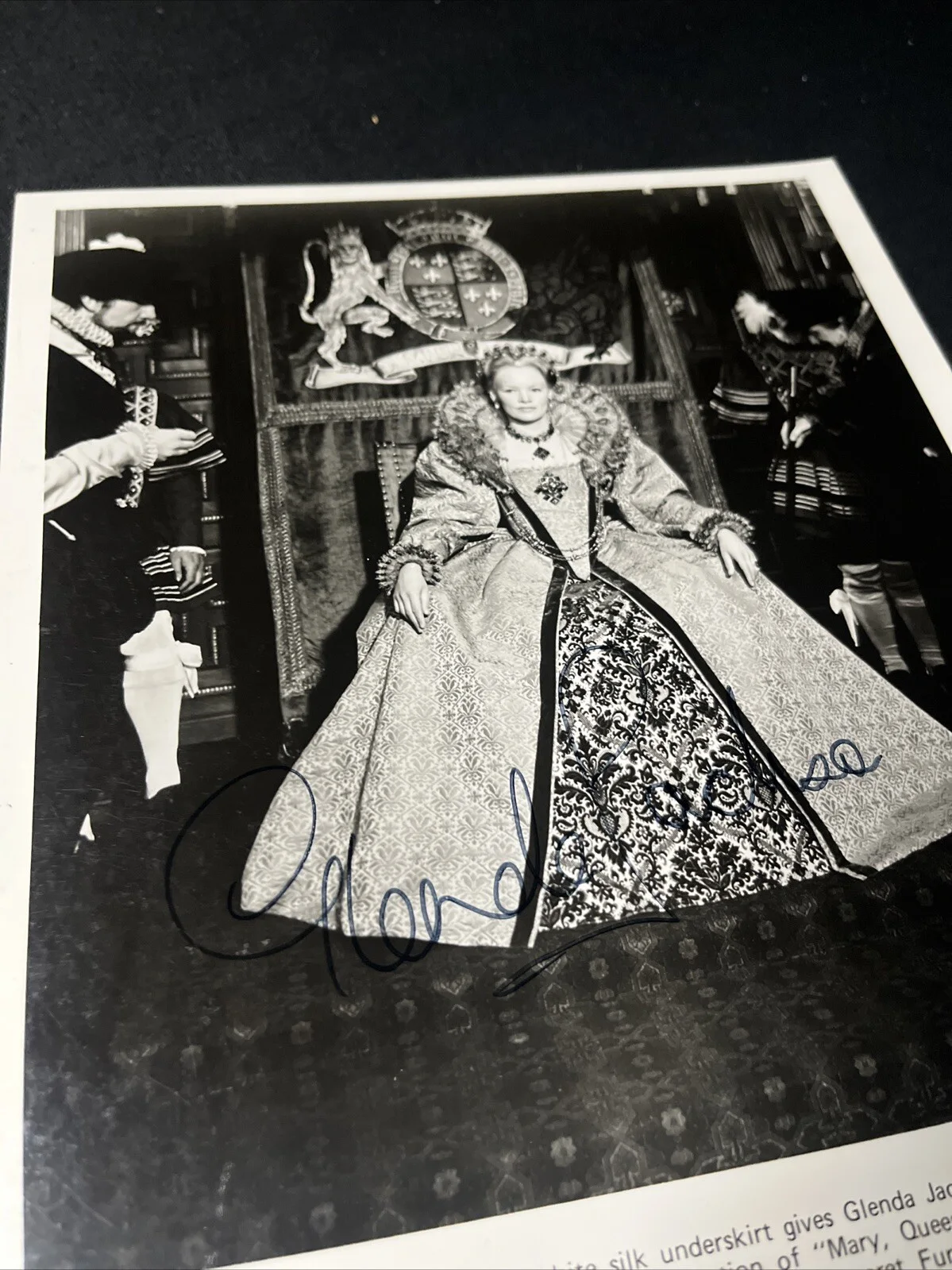 Glenda Jackson — Glenda Jackson Mary Queen Of Scots Signed Autograph 8x10 COA Rare, image 2