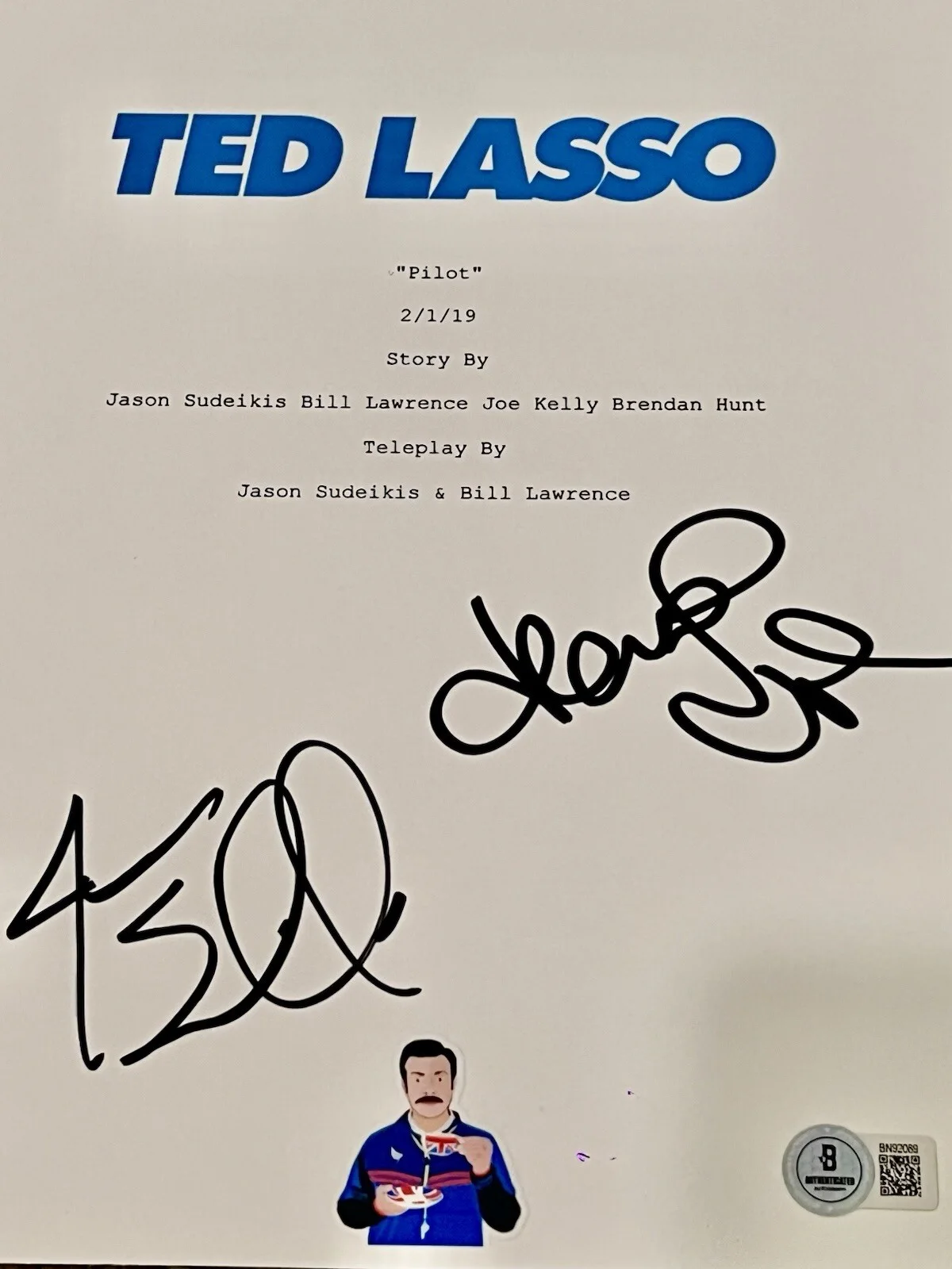 JASON SUDEIKIS, HANNAH WADDINGTON — JASON SUDEIKIS & HANNAH WADDINGTON 8.5x11 TED LASSO SCRIPT COVER BAS BN92089, image 2