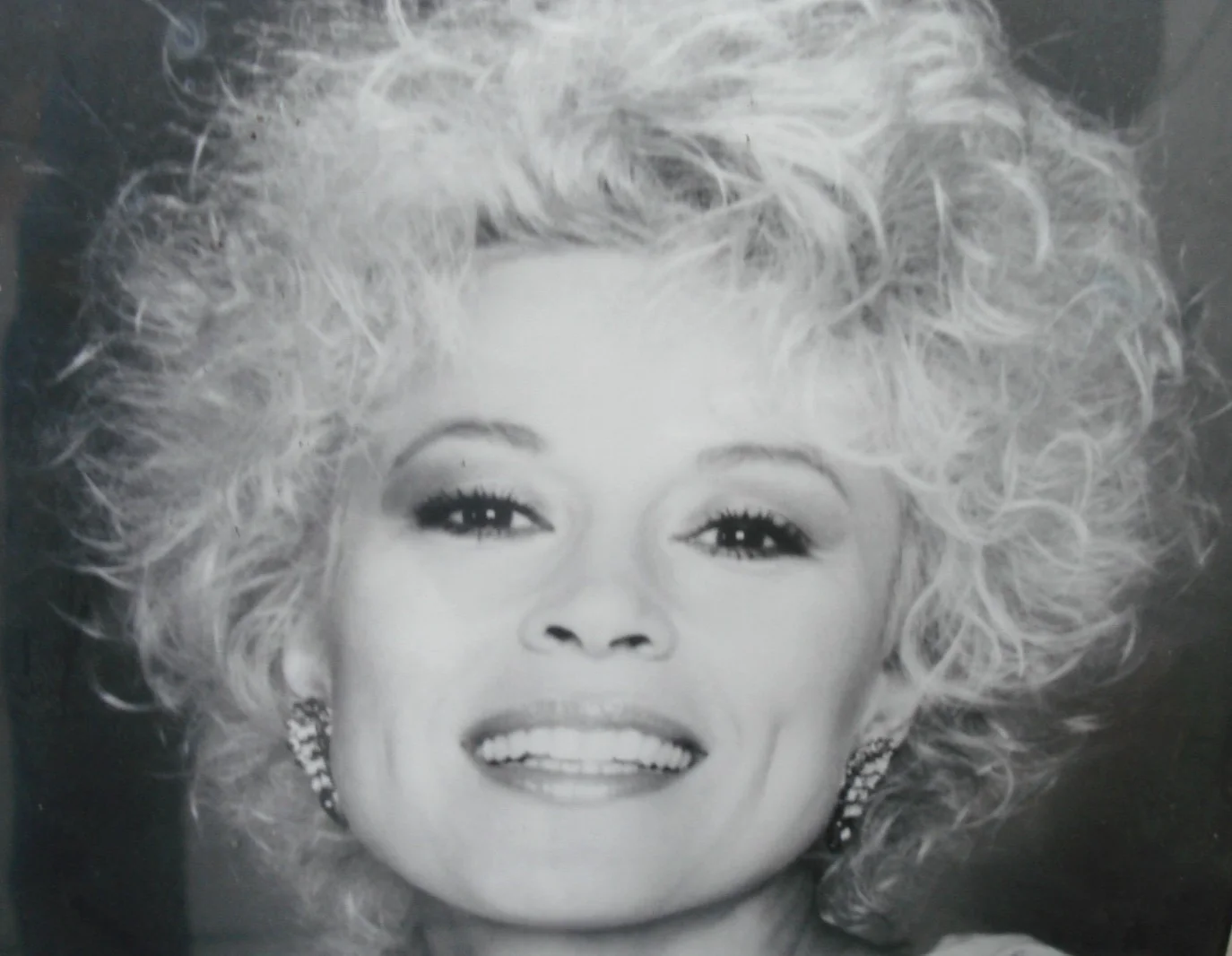 Leslie Easterbrook — 8 X10" LESLIE EASTERBROOK signed photo.Framed under glass. Police Academy+others, изображение 2