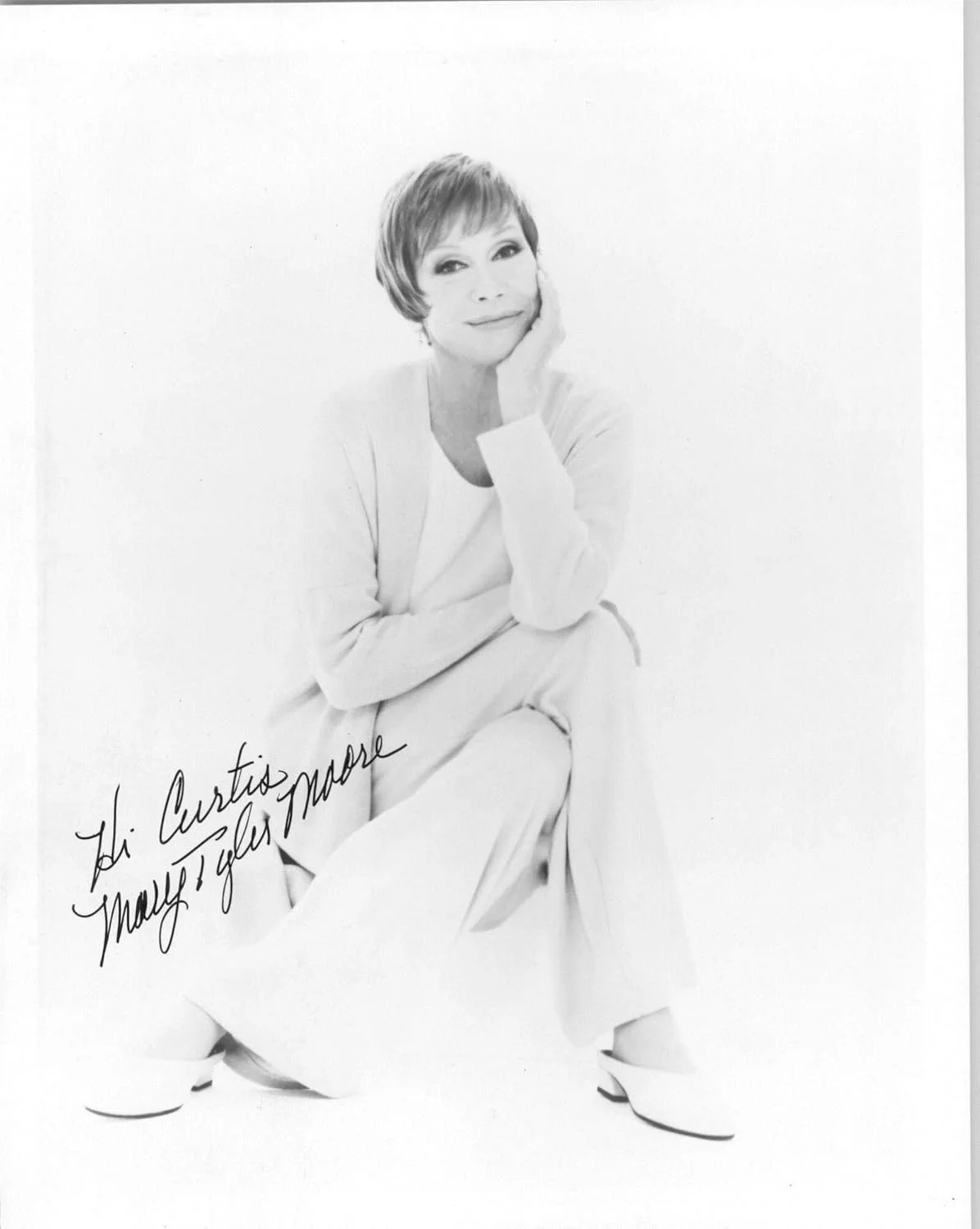 Mary Tyler Moore — Mary Tyler Moore (d. 2017) Signed Autographed Glossy 8x10 Photo "Hi Curtis"