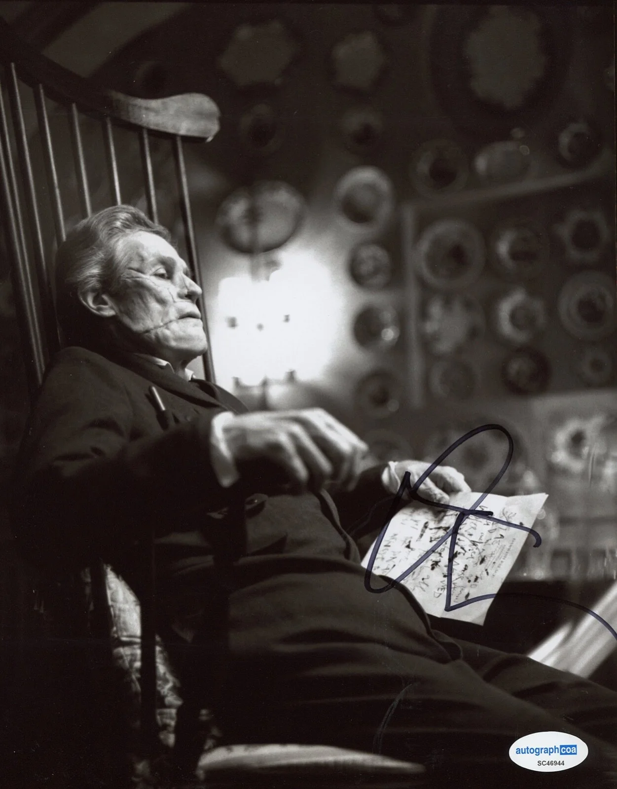 WILLEM DAFOE — Willem Dafoe signed "POOR THINGS" 8x10 Photo b PROOF Dr. Godwin Baxter ACOA COA, image 3
