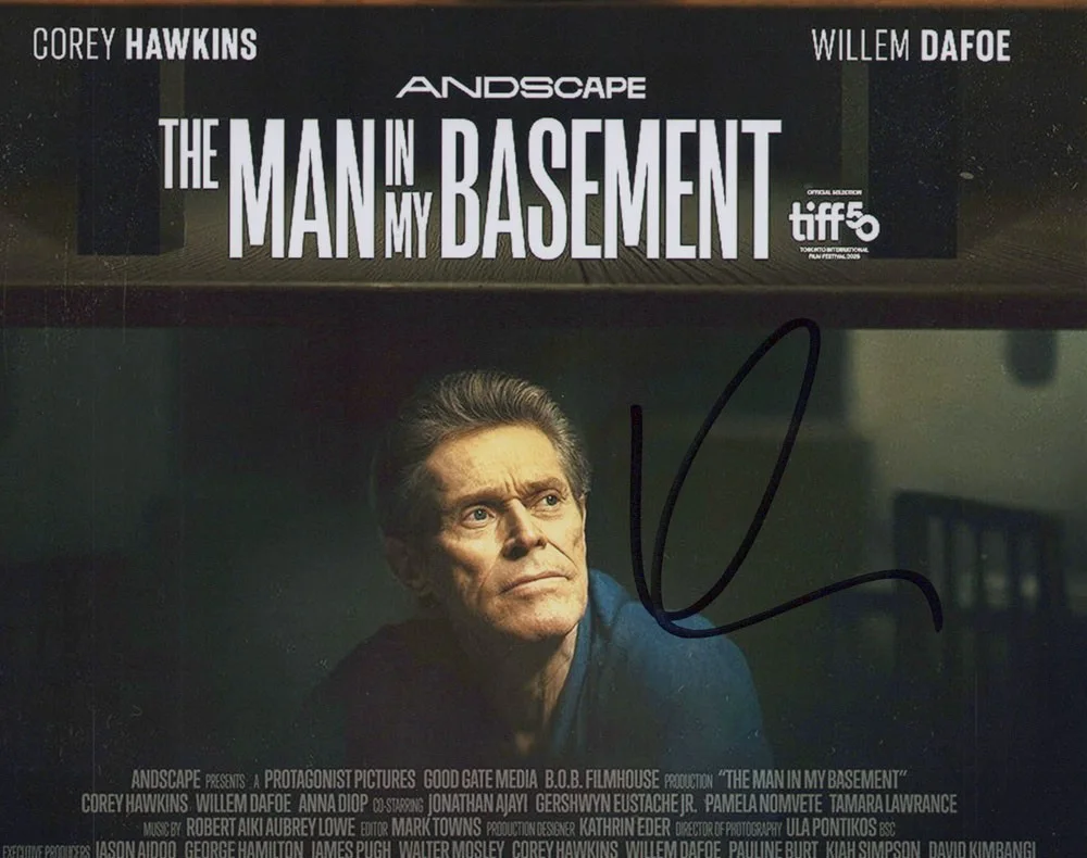WILLEM DAFOE — Willem Dafoe signed "THE MAN IN MY BASEMENT" 8x10 Photo EXACT PROOF Anniston COA, изображение 3