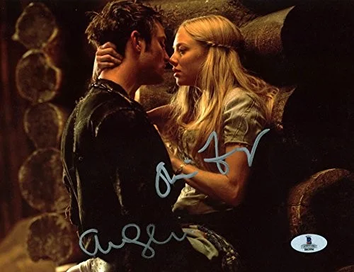 Amanda Seyfried, Shiloh Fernandez — Amanda Seyfried & Shiloh Fernandez Red Riding Hood Signed 8X10 Photo BAS #B03996, изображение 2