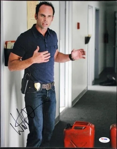 Walton Goggins — Walton Goggins Justified Signed Authentic 11X14 Photo PSA/DNA #T50691, image 2