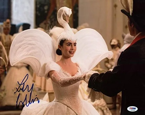 LILY COLLINS — Lily Collins Mirror Mirror Signed Authentic 11X14 Photo PSA/DNA #S33658, изображение 2