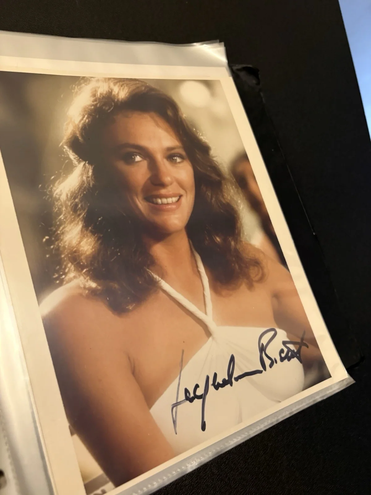 Jacqueline Bisset Signed 8x10 Color Photo - White Dress Portrait, изображение 3