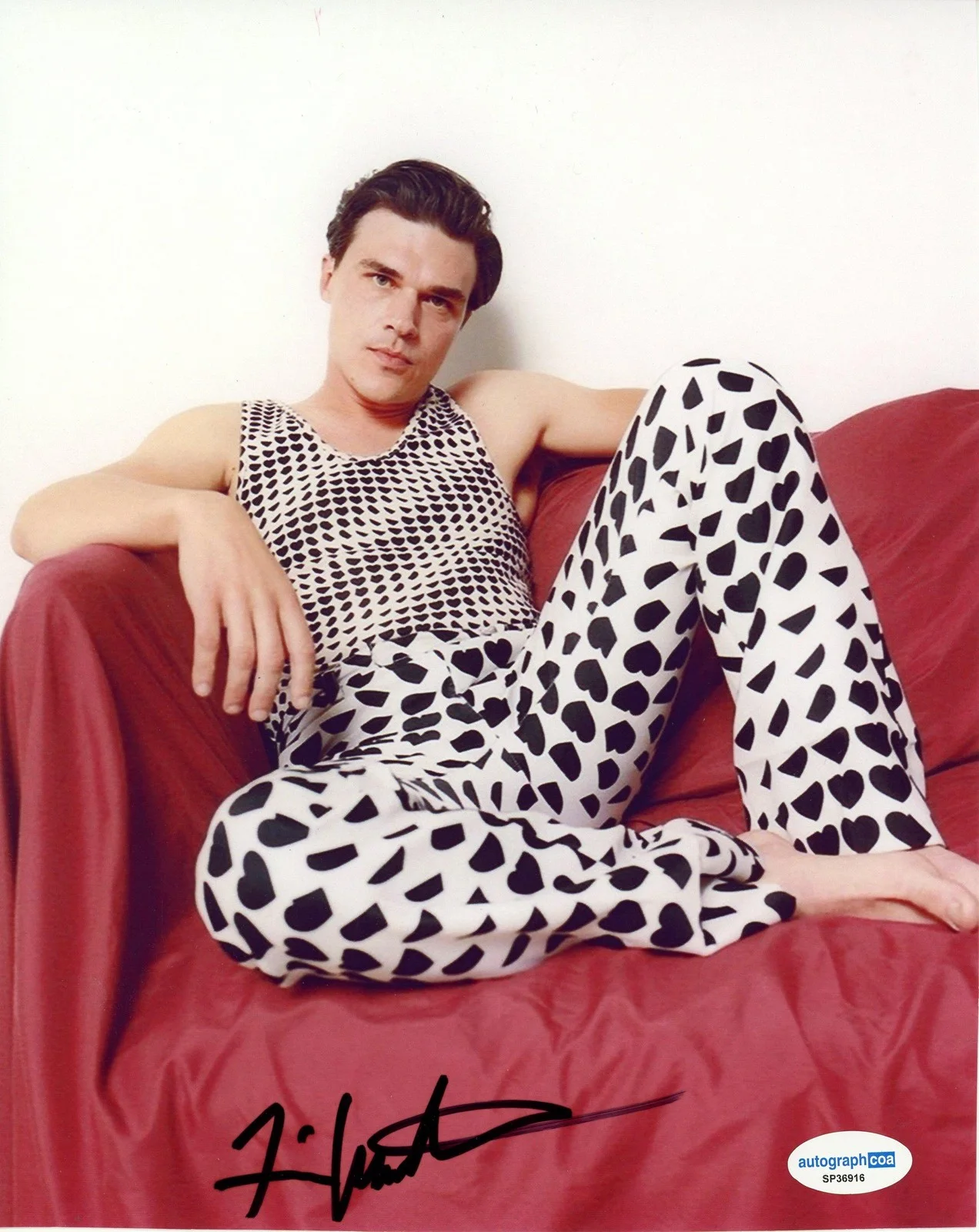 Finn Wittrock — Finn Wittrock "Ratched" AUTOGRAPH Signed Autographed 8x10 Photo ACOA, изображение 2