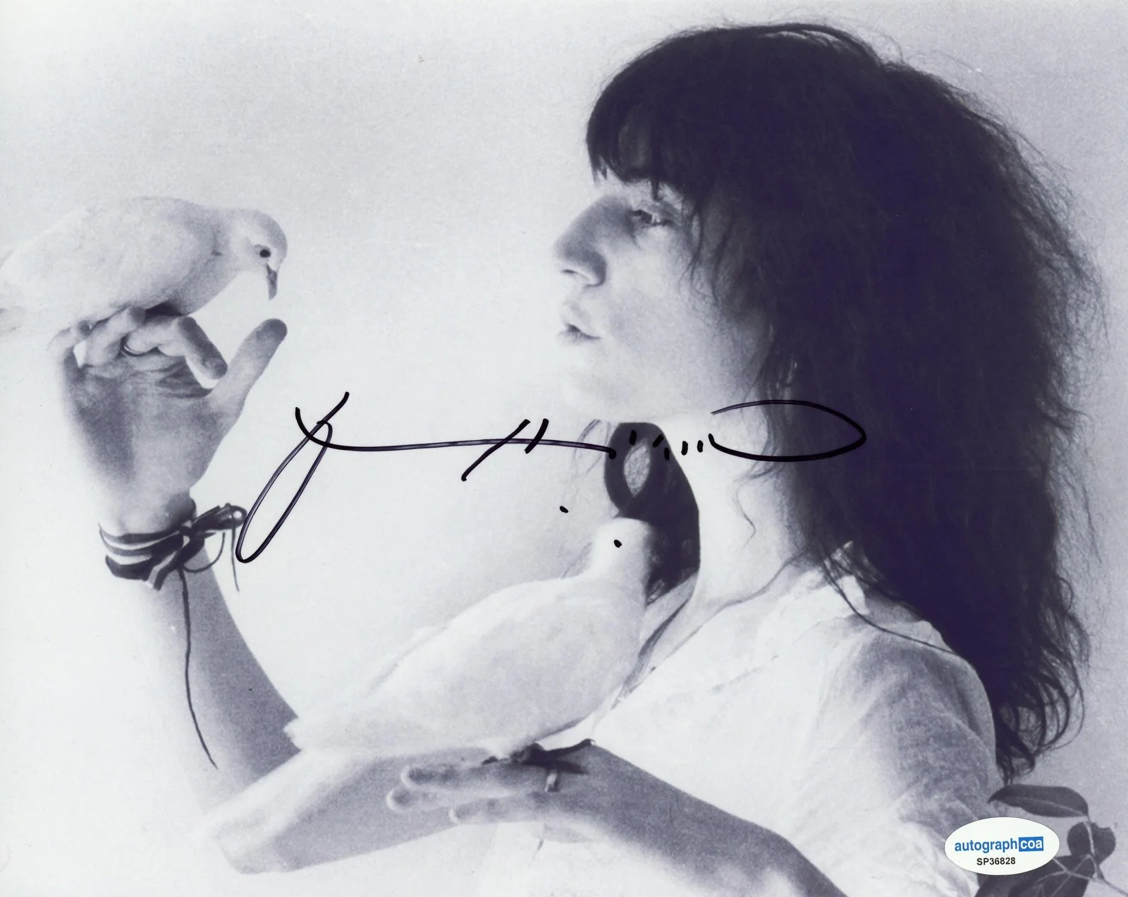 Patti Smith — Patti Smith "Godmother of Punk" AUTOGRAPH Signed Autographed 8x10 Photo B ACOA, изображение 2