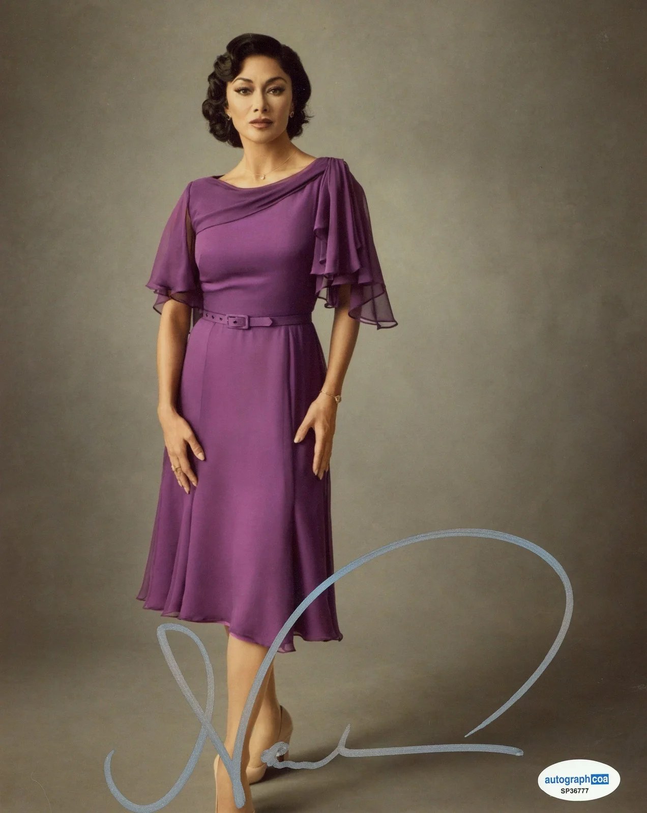 Nicole Scherzinger — Nicole Scherzinger "Annie Live!" AUTOGRAPH Signed 'Grace' 8x10 Photo ACOA, image 2