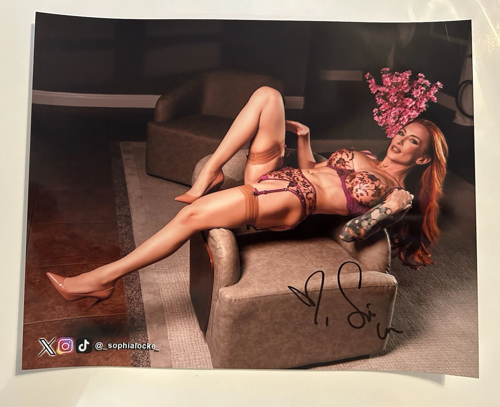 Sophia Locke — Adult Star Sophia Locke Signed 8x10 Photo AVN