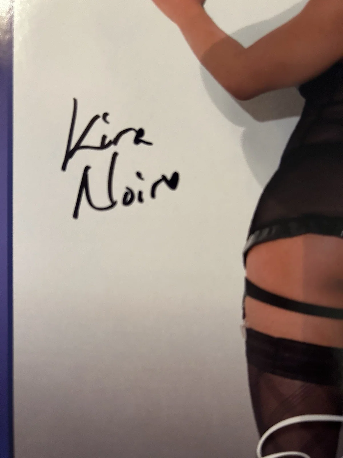 Kira Noir — Brazzers Adult Star Kira Noir Signed 8x10 Photo Card Autograph AVN Proof Pic, изображение 2