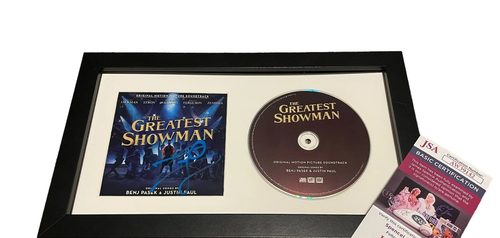 Zac Efron — ZAC EFRON SIGNED AUTOGRAPH THE GREATEST SHOWMAN SOUNDTRACK FRAMED CD A JSA COA, изображение 2