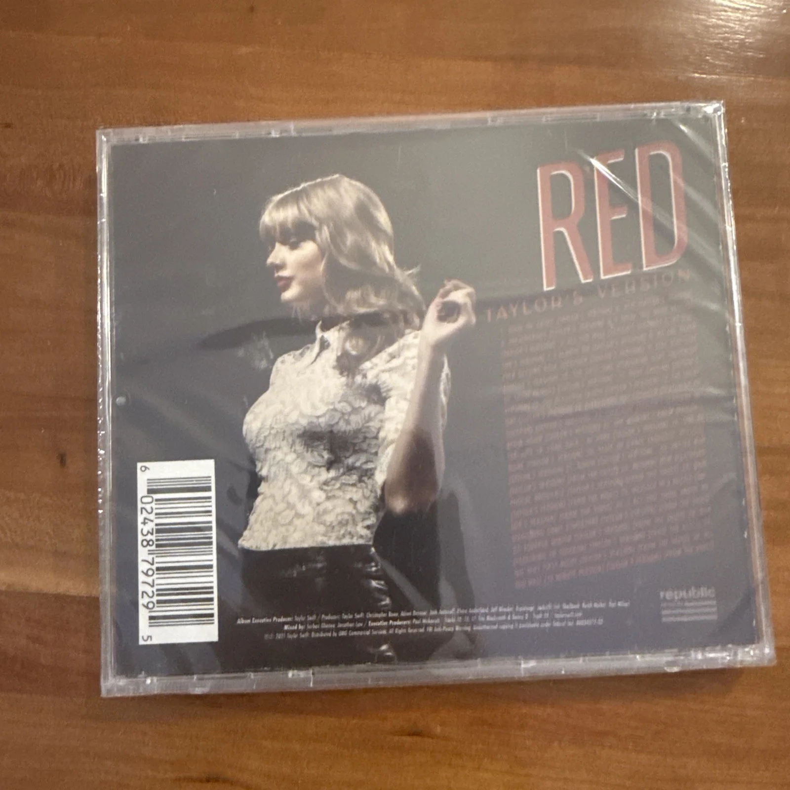 Taylor Swift Signed Autograph Red (Taylor's Version) CD Album, image 2