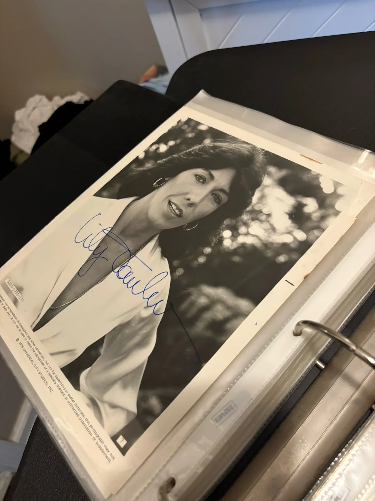 Lily Tomlin Signed 1978 B&W Portrait - Authentic Blue Autograph, image 2