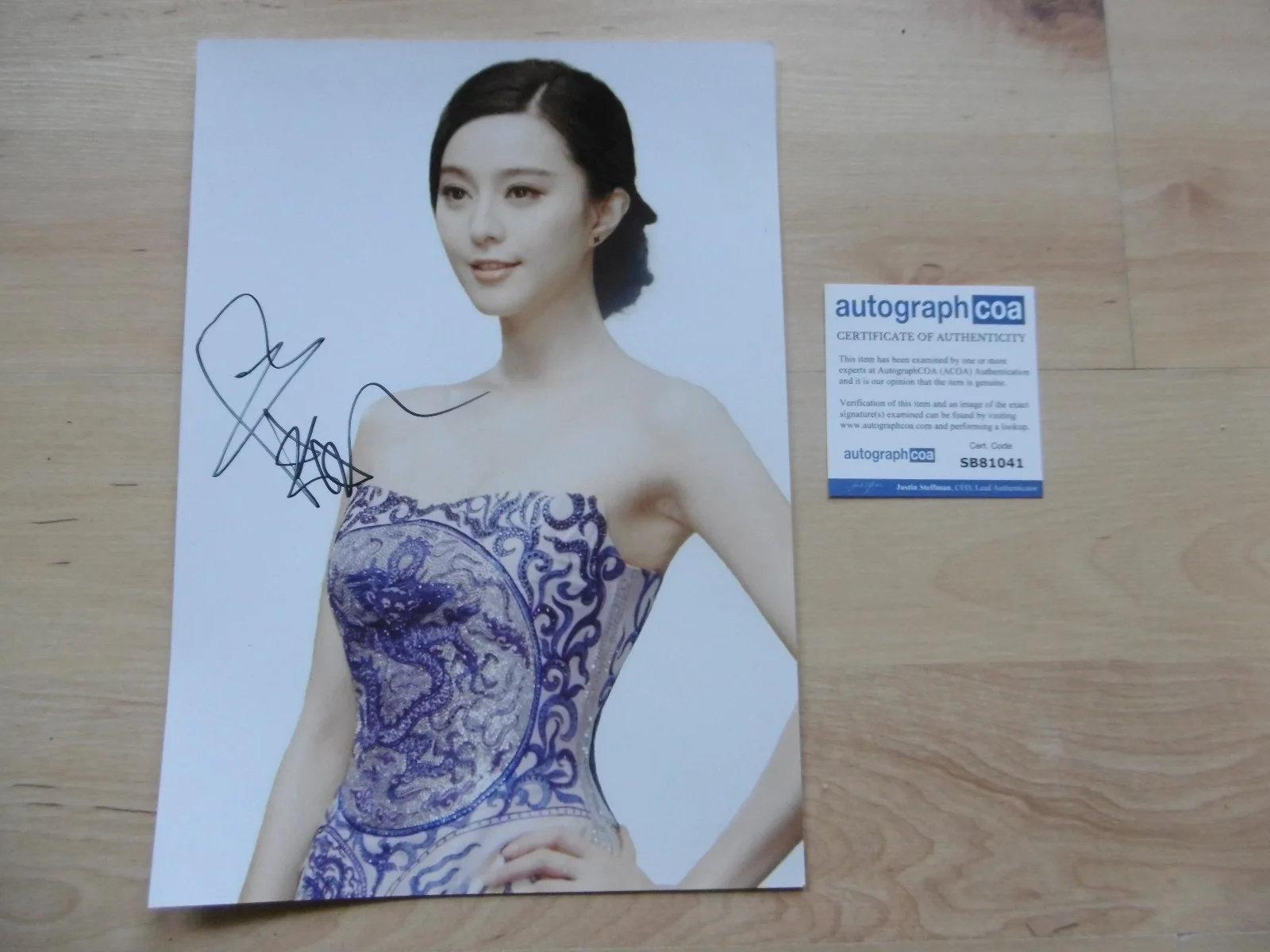 Fan Bingbing — Fan Bingbing signed 8x12 inch photo autograph ACOA