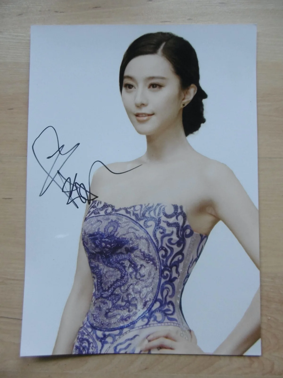 Fan Bingbing — Fan Bingbing signed 8x12 inch photo autograph ACOA, image 2